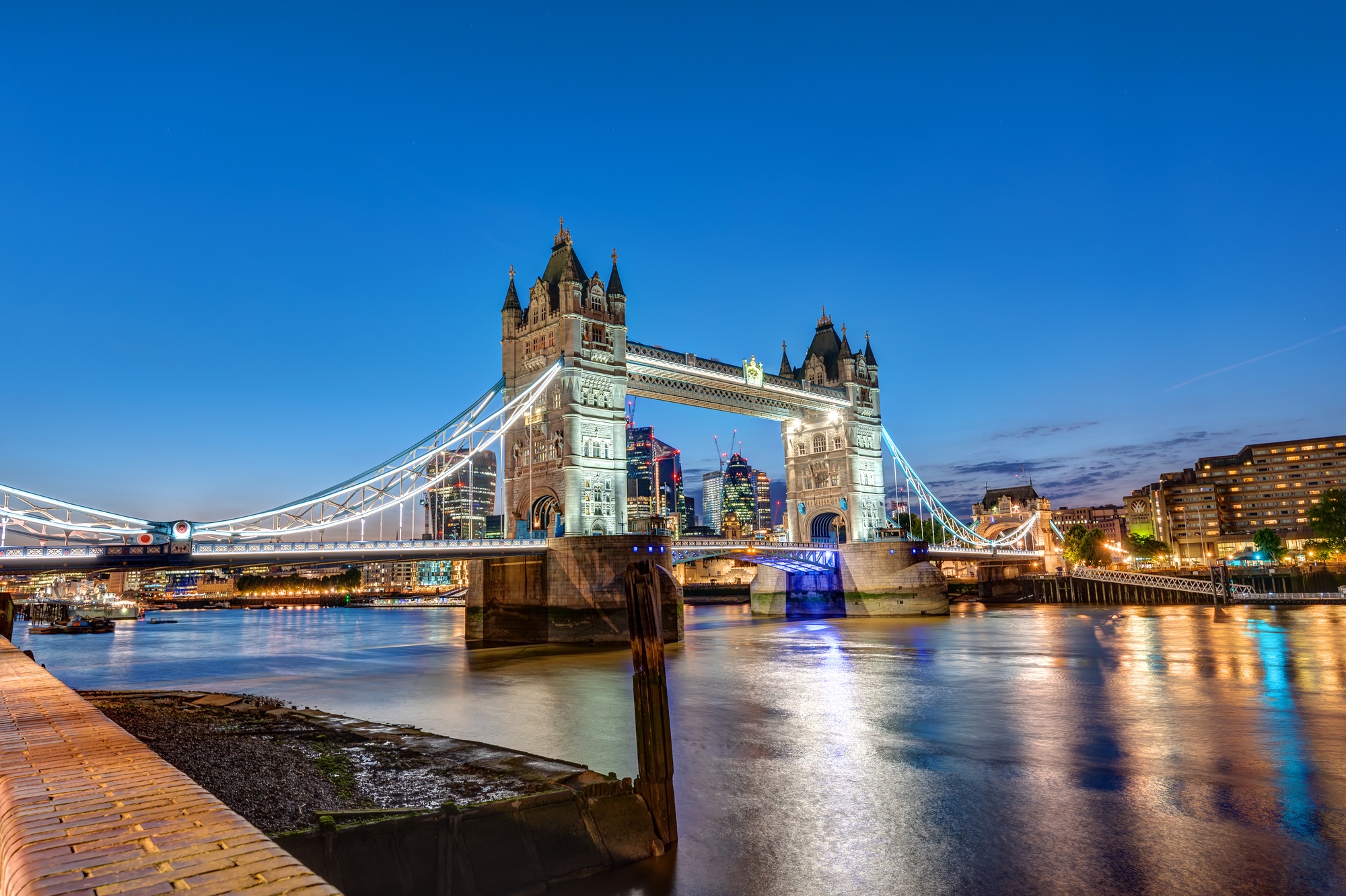 the-tower-bridge-in-london-at-night